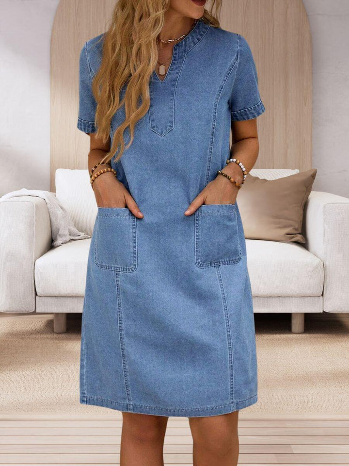 Janina – Somrig Jeansklänning med V-ringning